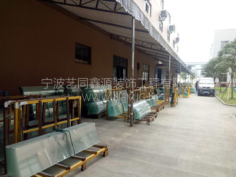 寧波古林英吉沙衛(wèi)浴有限公司遮陽(yáng)棚施工中